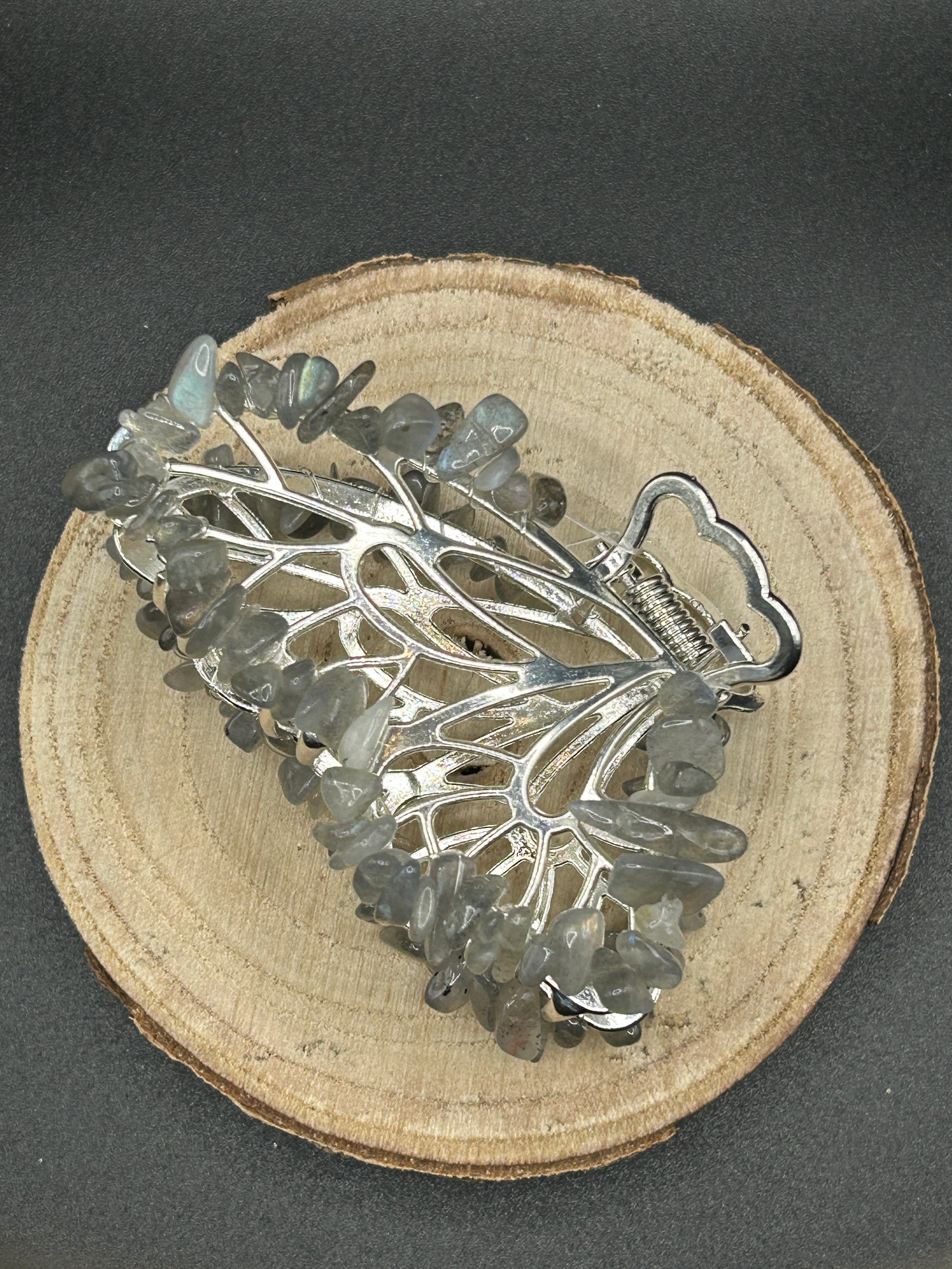 Haarklammer aus Metall mit Mondstein Chips verziert